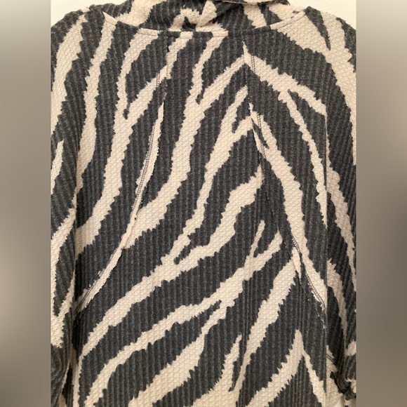 LuLaRoe Kristen Pullover Sweater - Zebra Print - Size S - Picture 9 of 10